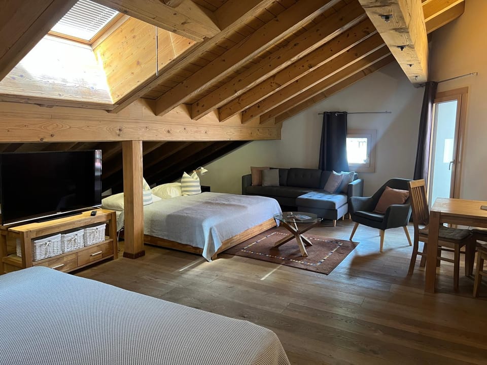 Bed, TV and multimedia, Living room, Photo of the whole room, Seating area