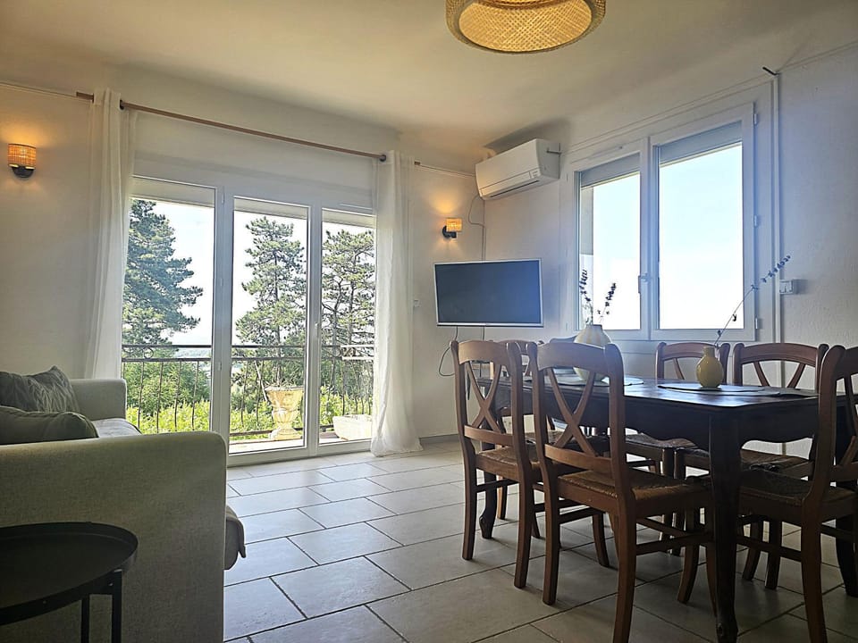 TV and multimedia, Living room, Seating area, Dining area, air conditioner