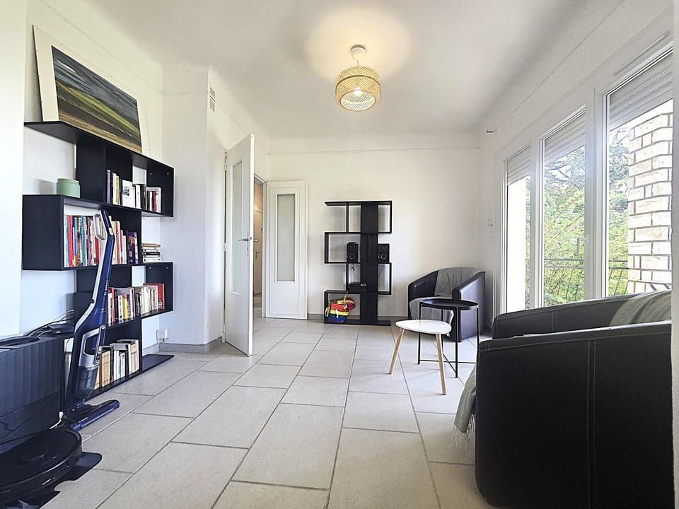 Communal lounge/ TV room, Library, TV and multimedia, Living room, Seating area