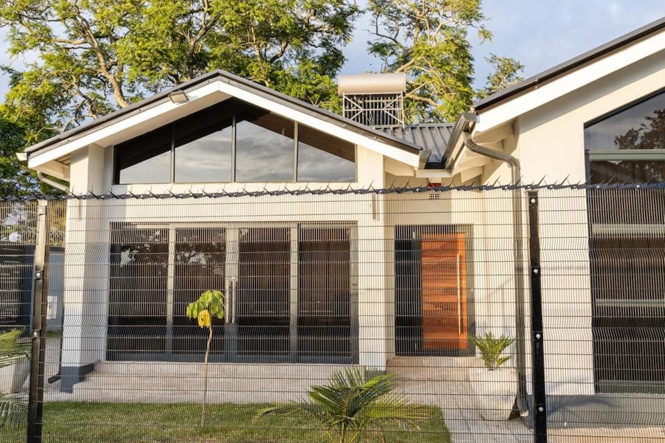 6 Guests 3 Bedroom 4 Beds 2 Bathrooms Wifi Solar Apartment in Zimbabwe