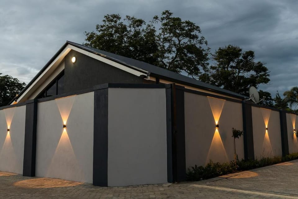 6 Guests 3 Bedroom 4 Beds 2 Bathrooms Wifi Solar Apartment in Zimbabwe