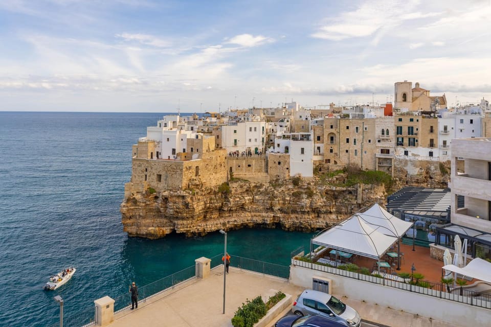 Nearby landmark, Natural landscape, Balcony/Terrace, City view, Sea view, Location