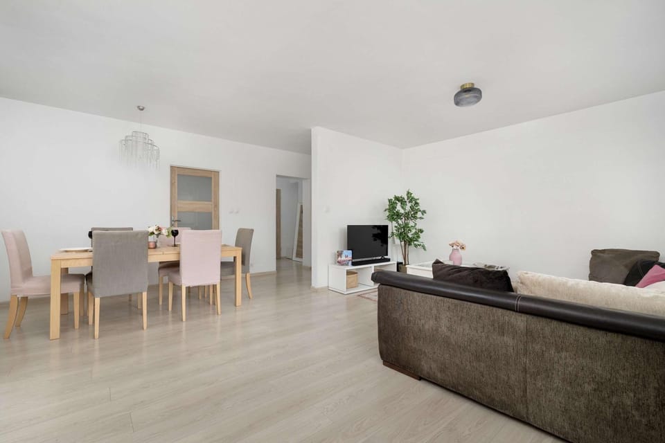 TV and multimedia, Seating area, Dining area