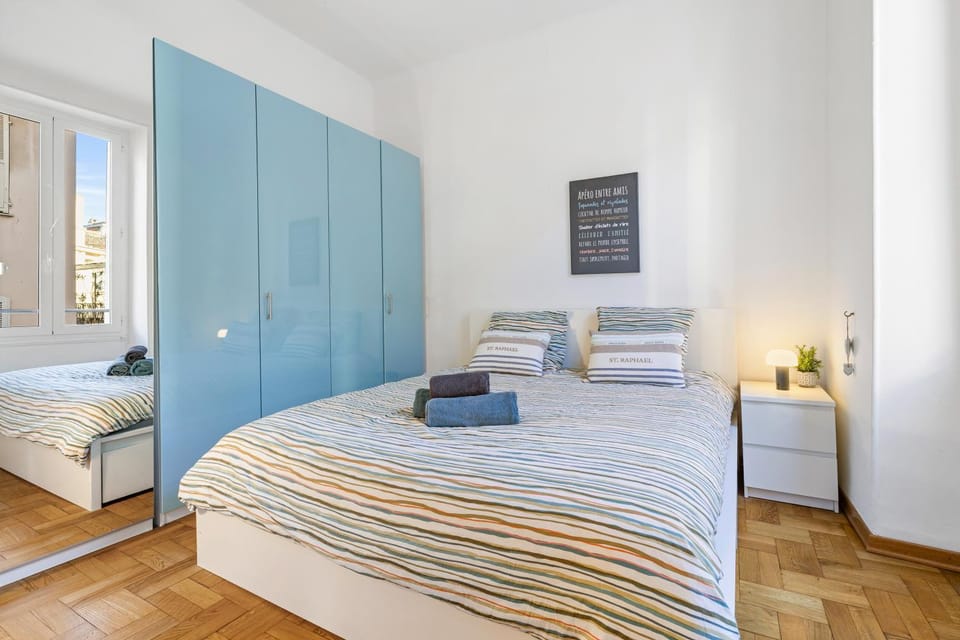Photo of the whole room, Bedroom
