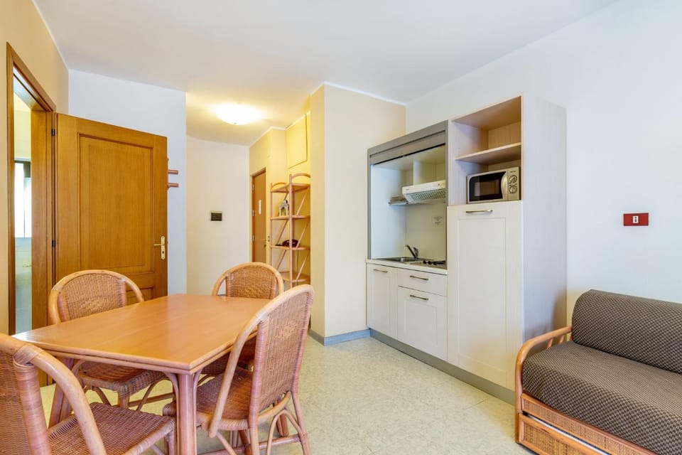 Living room, Dining area, microwave