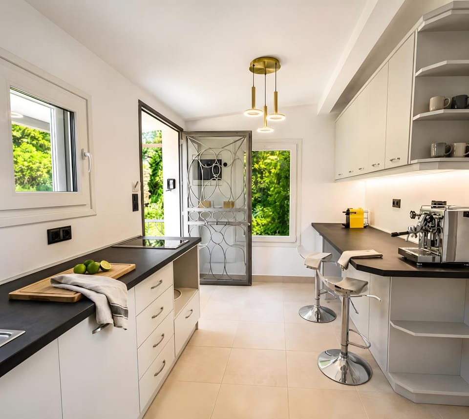 Kitchen or kitchenette, Living room