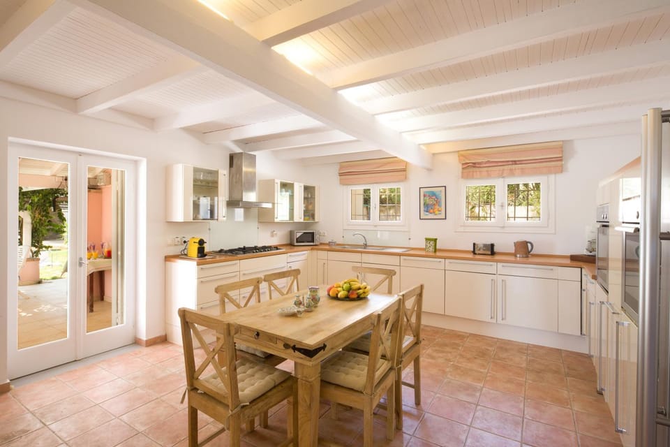 Property building, Kitchen or kitchenette, Living room