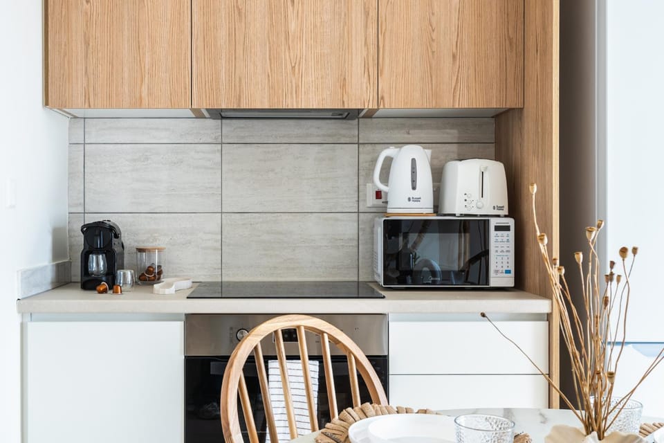 Coffee/tea facilities, Kitchen or kitchenette, microwave, stove, toaster, kitchen