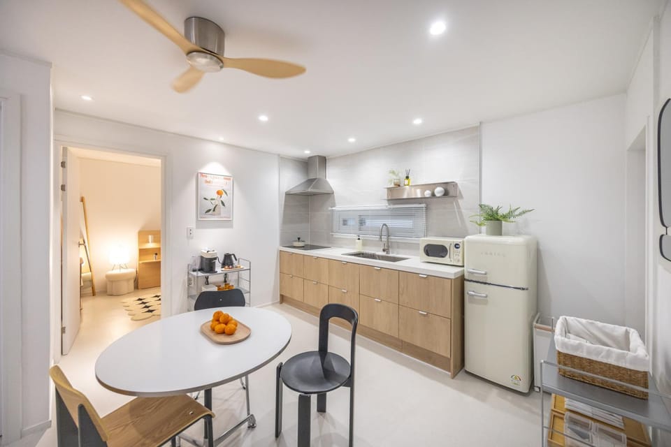 Coffee/tea facilities, Kitchen or kitchenette, microwave, stove, kitchen