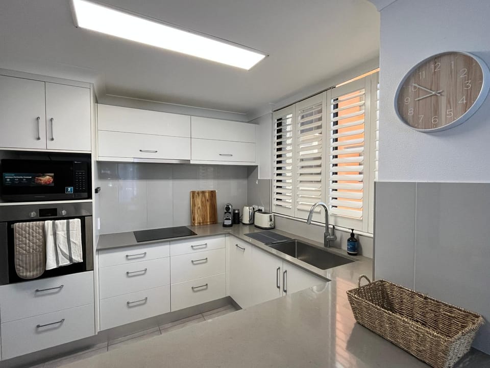 Coffee/tea facilities, microwave, oven, stove, toaster, kitchen