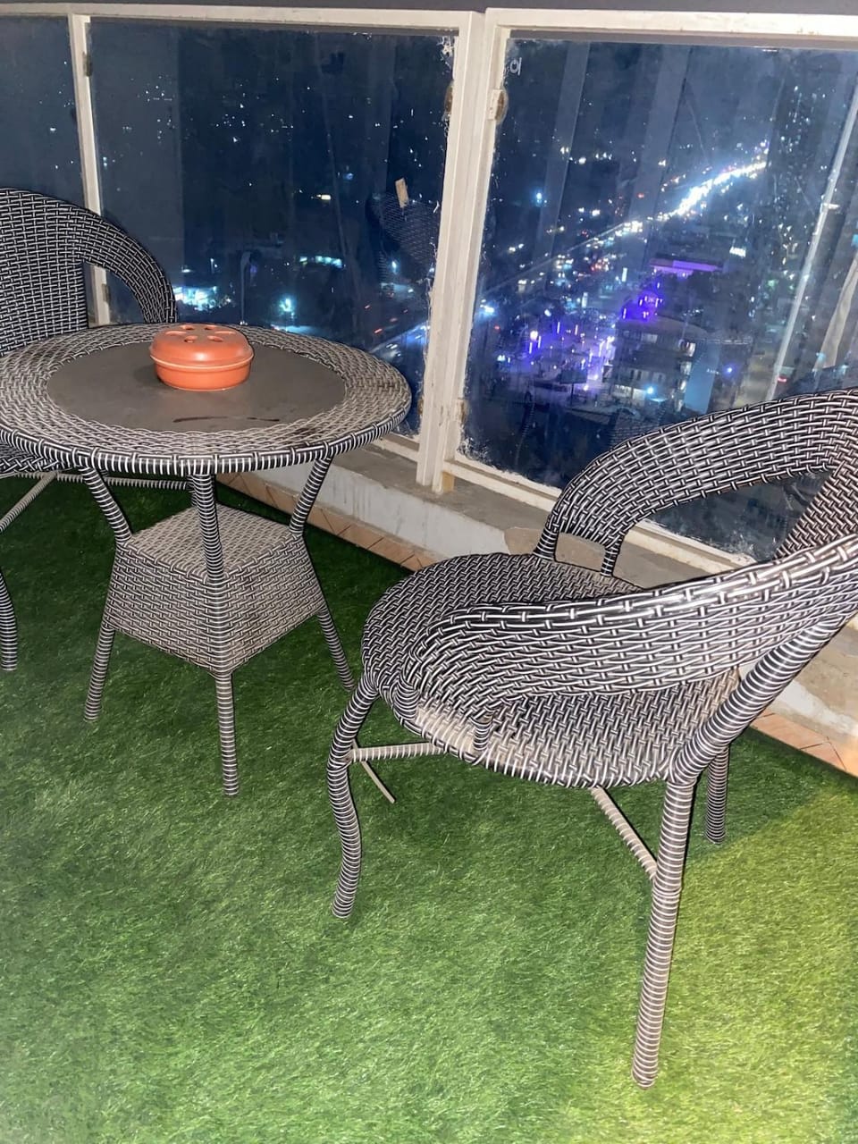 Lavish Studio Room - Gaur City Center Apartment in Noida