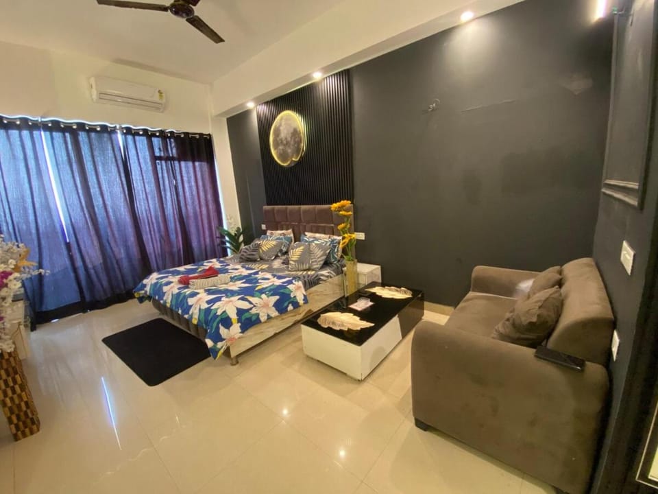 Lavish Studio Room - Gaur City Center Apartment in Noida