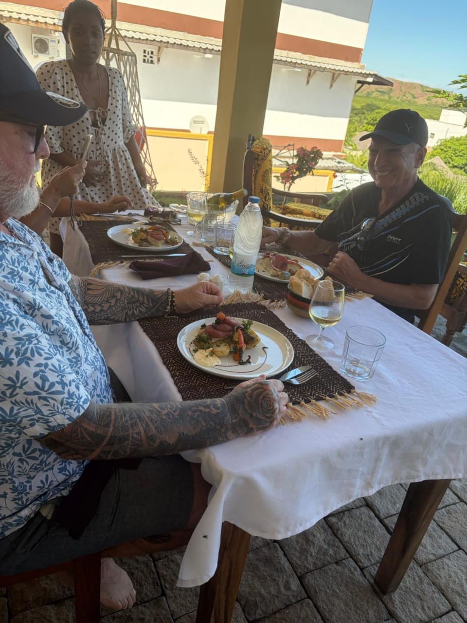 Restaurant/places to eat, People, Food, Lunch, group of guests