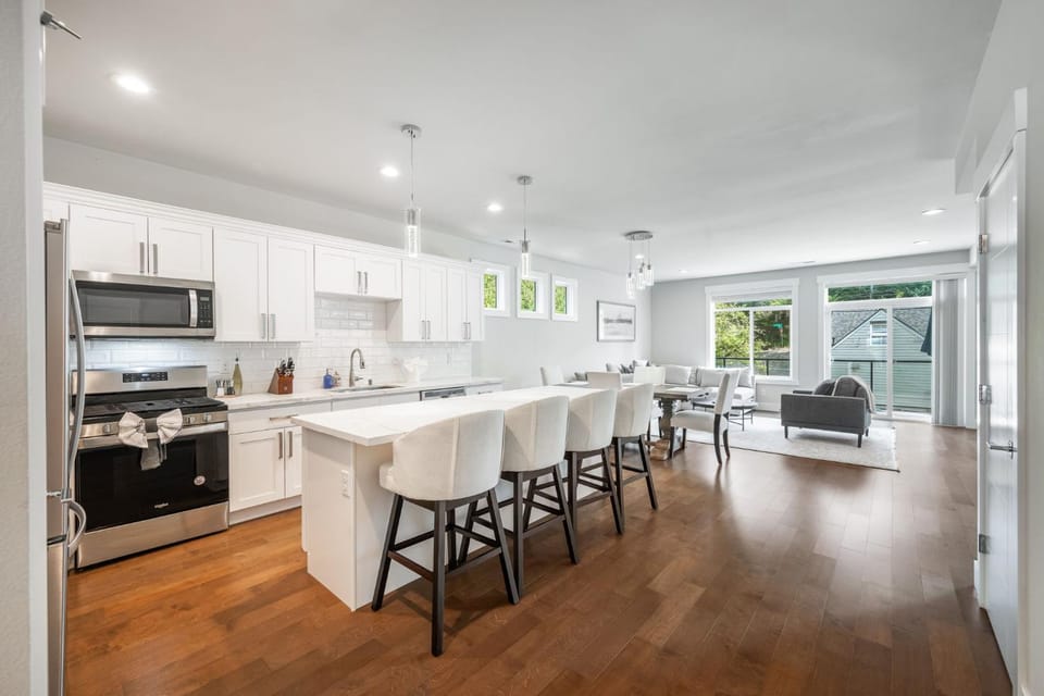 Perch - Modern Seattle Retreat w/ AC, Garage & Decks Apartment in Burien