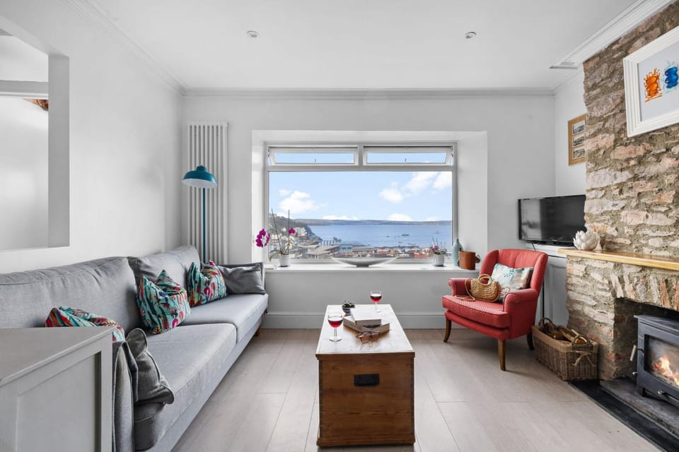 TV and multimedia, Living room, Seating area, Sea view, fireplace, internet