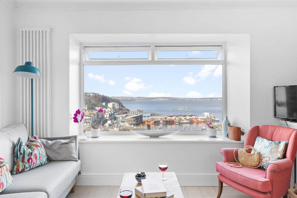 TV and multimedia, View (from property/room), Living room, Seating area, Sea view