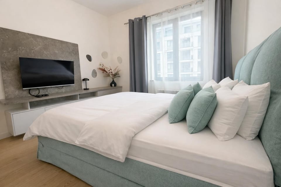 Bed, TV and multimedia, Bedroom