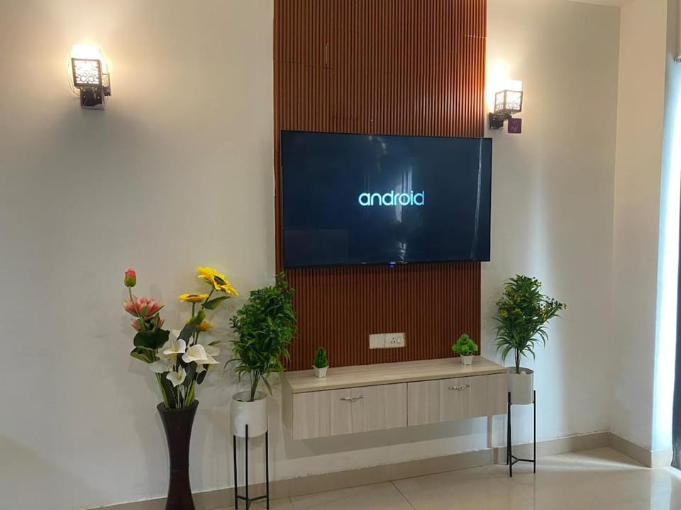 Perfect party place, best for couple & Family stay Apartment in Noida