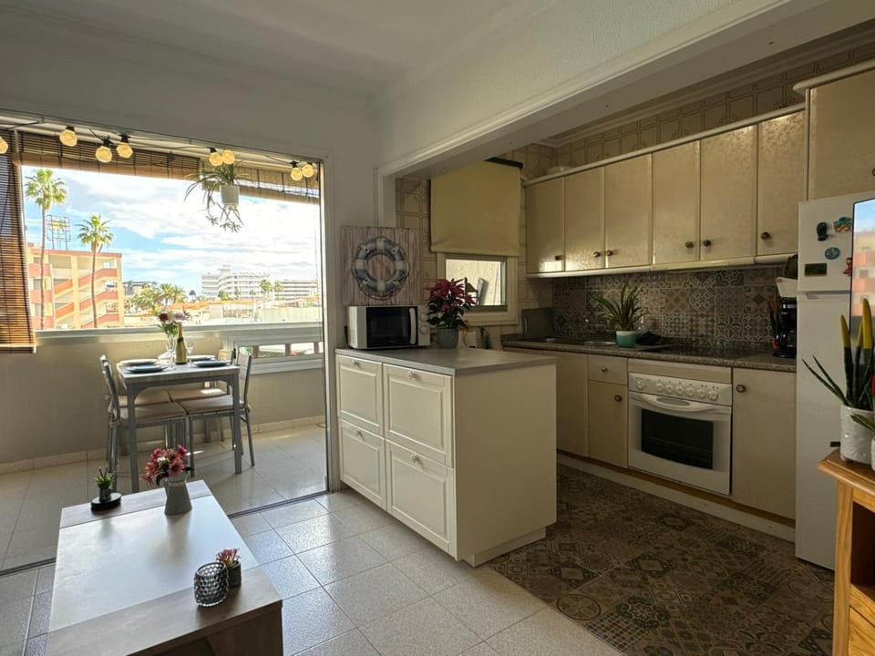 Kitchen or kitchenette, Dining area, oven