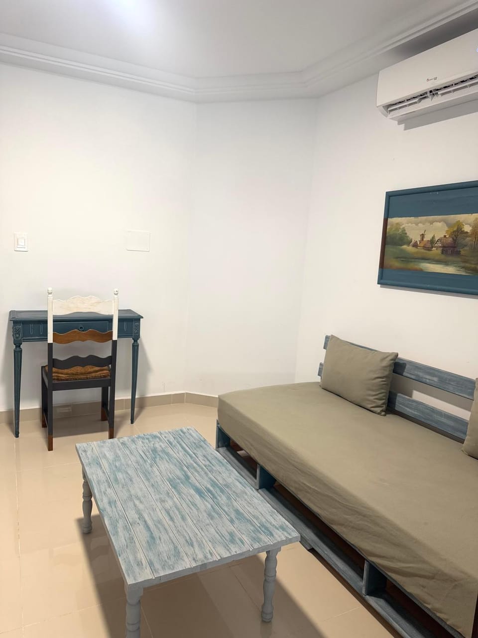 Living room, Seating area, air conditioner