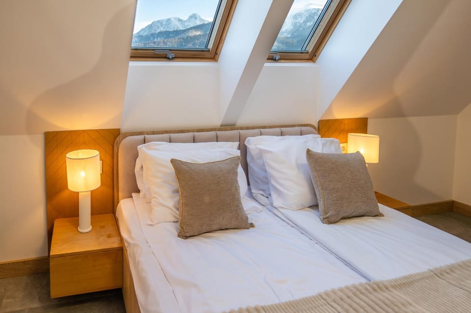 Bed, Bedroom, Mountain view