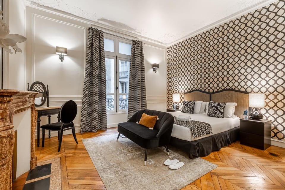 Bed, Photo of the whole room, Seating area, Bedroom