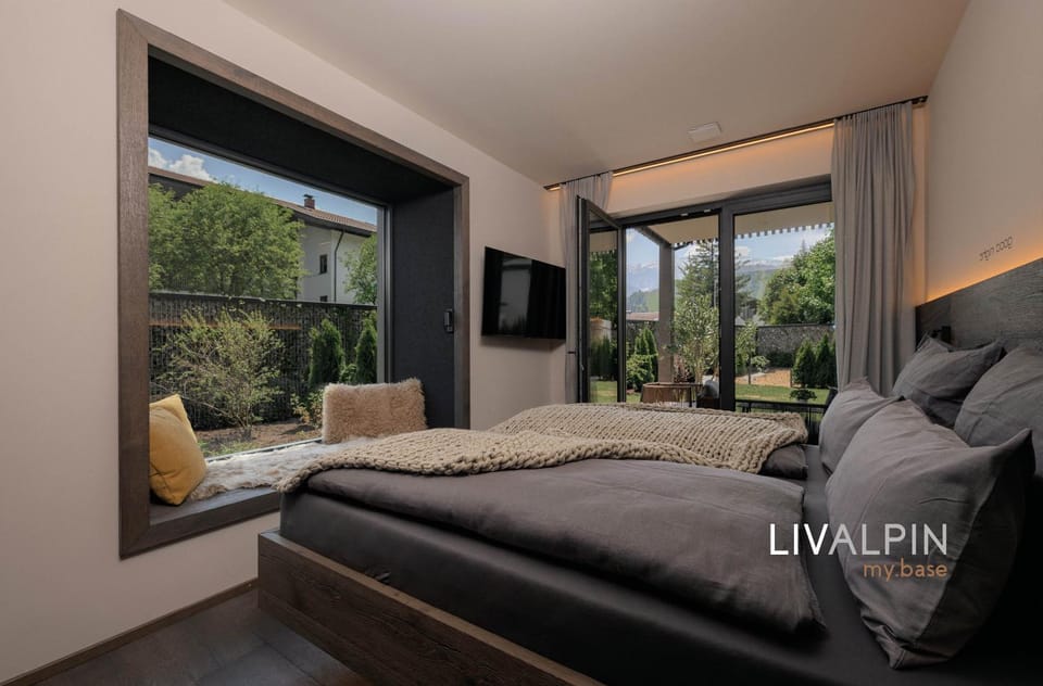 Bed, TV and multimedia, Photo of the whole room, Seating area, Bedroom, Garden view