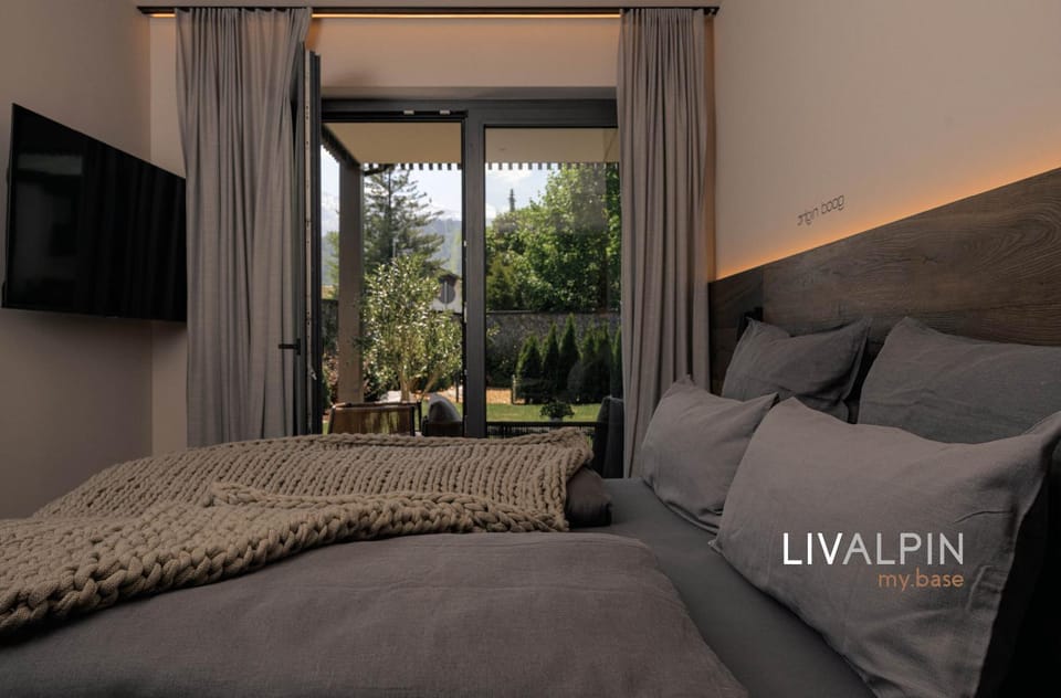 Bed, TV and multimedia, Photo of the whole room, Bedroom, Garden view