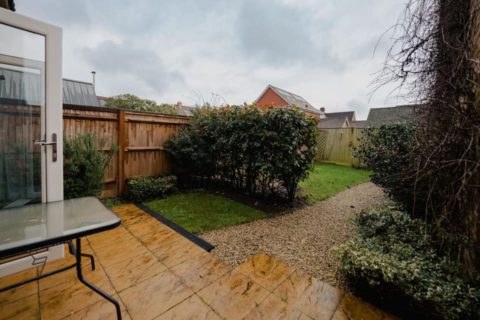 3 Bed House Business Sleeps 5 Location Wifi House in Horley