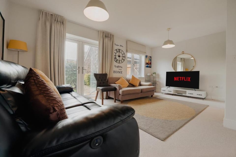 3 Bed House Business Sleeps 5 Location Wifi House in Horley