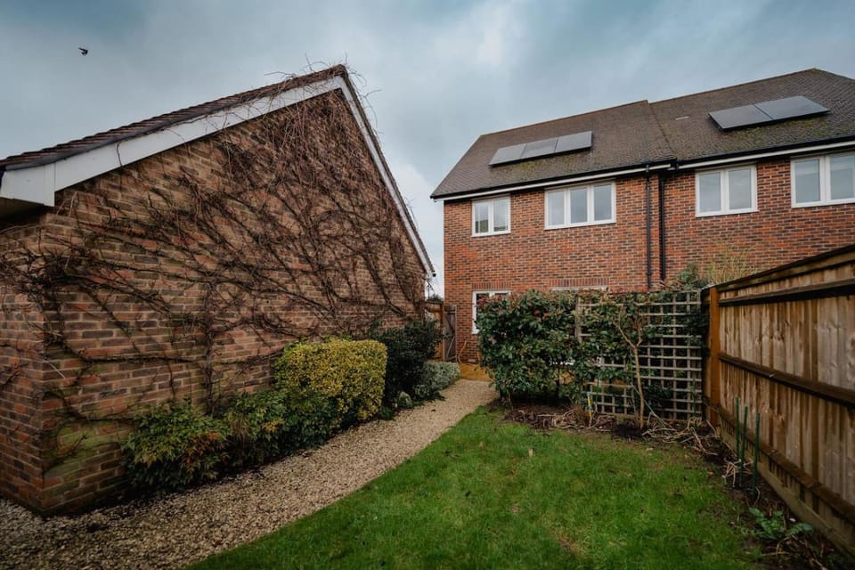 3 Bed House Business Sleeps 5 Location Wifi House in Horley