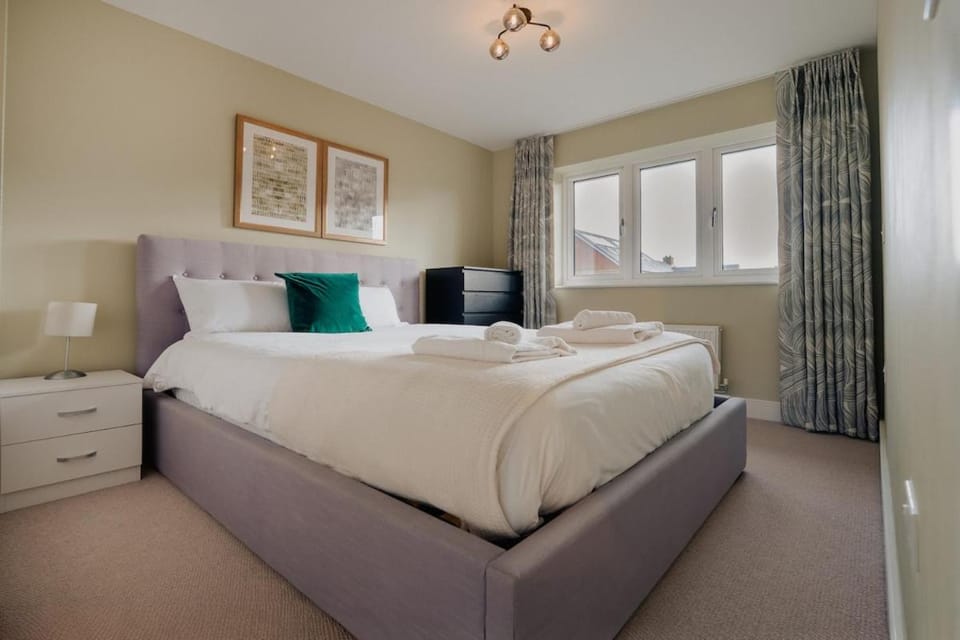 3 Bed House Business Sleeps 5 Location Wifi House in Horley