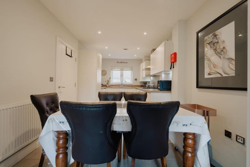 3 Bed House Business Sleeps 5 Location Wifi House in Horley