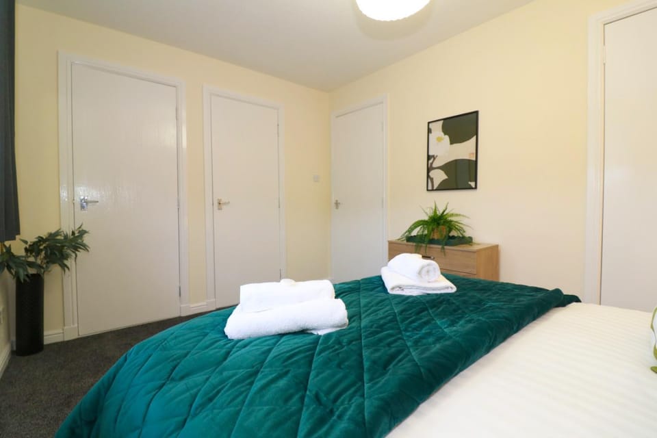 Bed, Photo of the whole room, Bedroom, towels, wardrobe