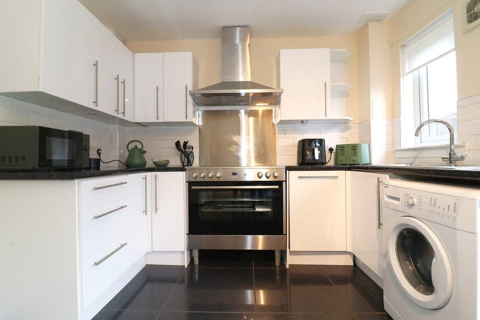 Coffee/tea facilities, Kitchen or kitchenette, dishwasher, oven, stove, toaster, washing machine