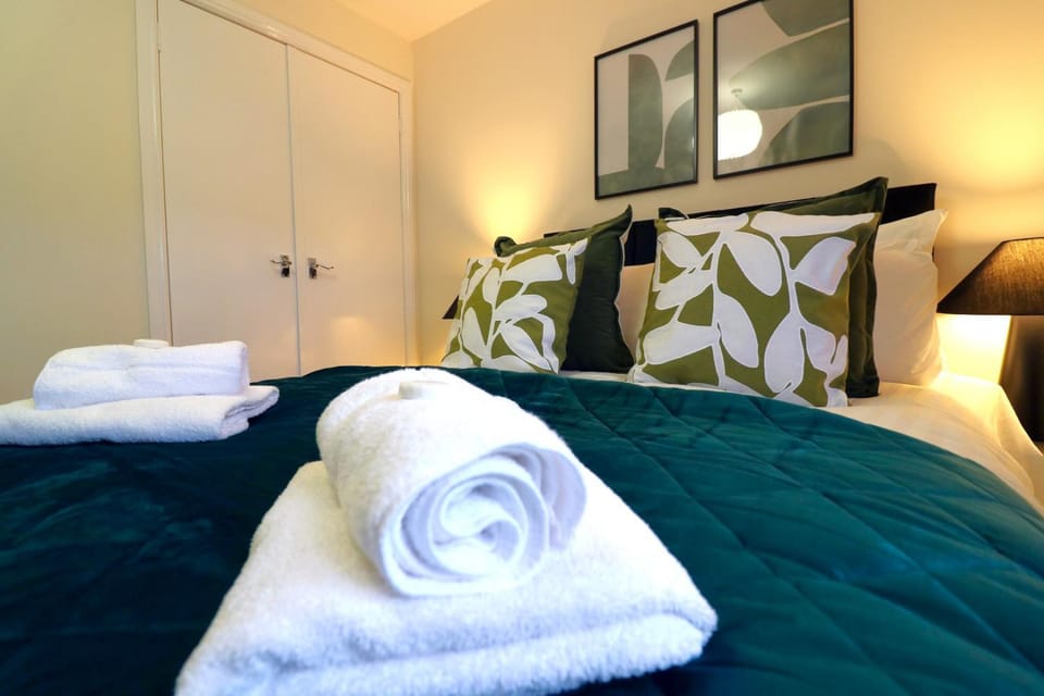 Bed, Bedroom, towels