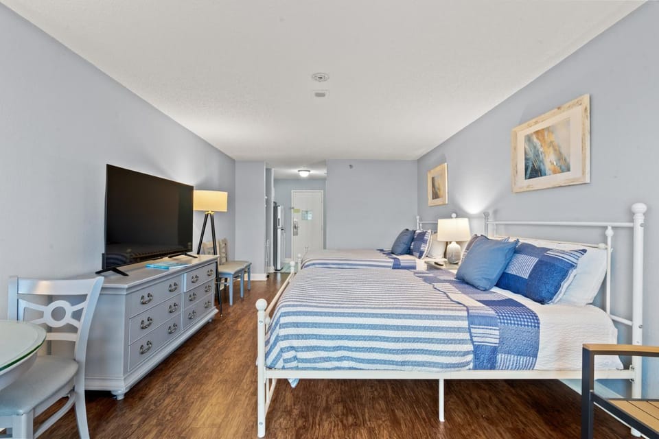 Bed, TV and multimedia, Kitchen or kitchenette, Photo of the whole room, Seating area