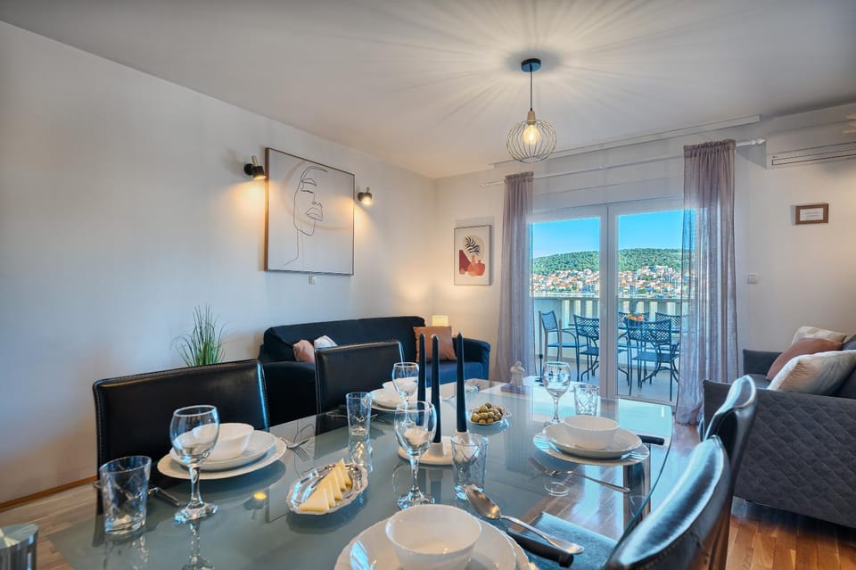 View (from property/room), View (from property/room), Living room, Dining area, Sea view, Sea view