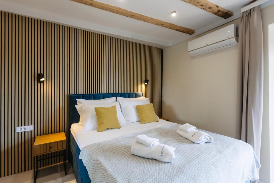 Bed, Bedroom, towels
