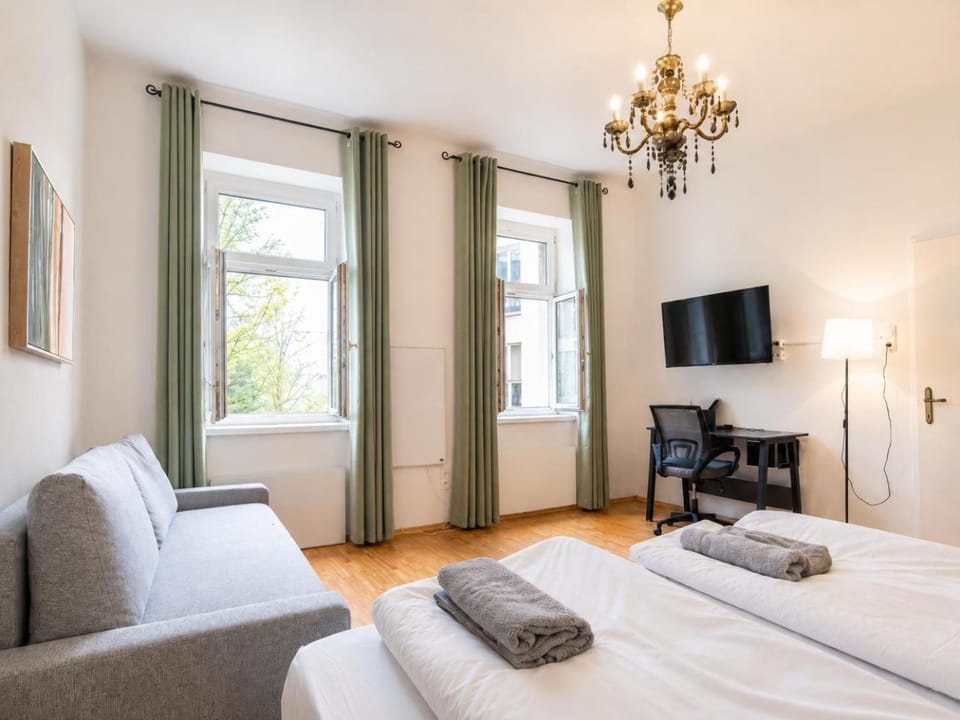 Bed, TV and multimedia, Seating area, Bedroom, towels