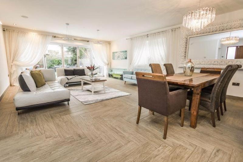 Living room, Seating area, Dining area
