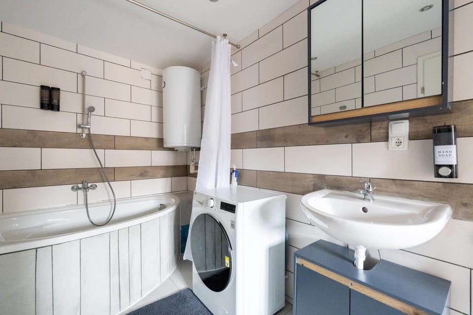 Bathroom, Bath, towels, washing machine, dryer