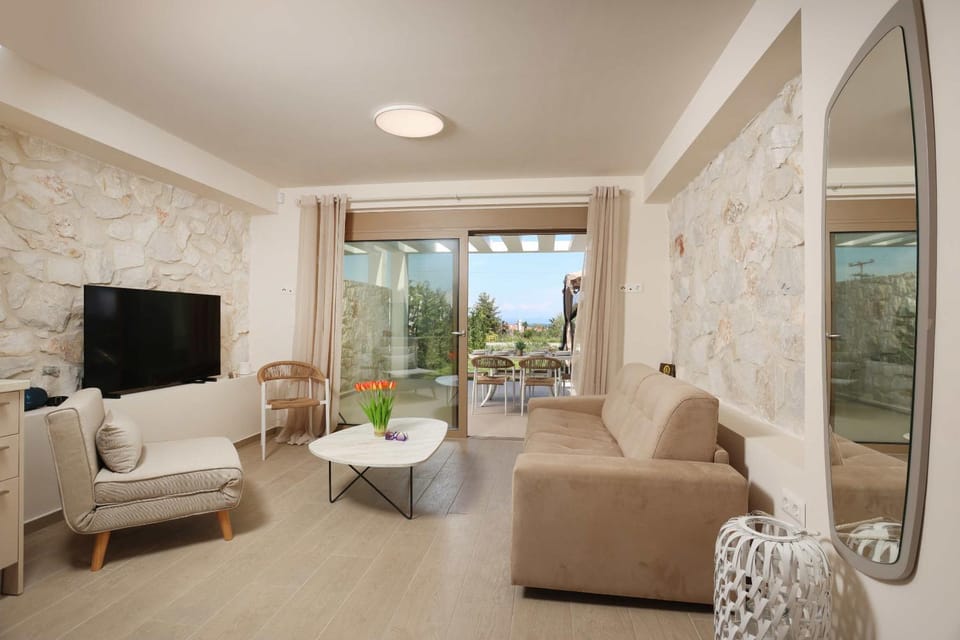 TV and multimedia, Balcony/Terrace, Seating area, Garden view