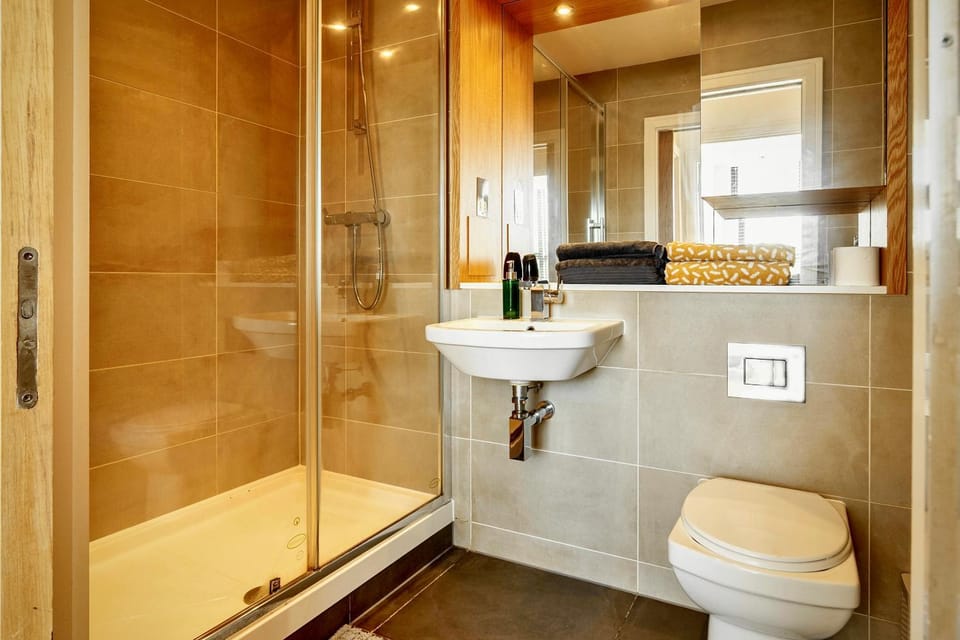 Shower, Toilet, Bathroom, towels