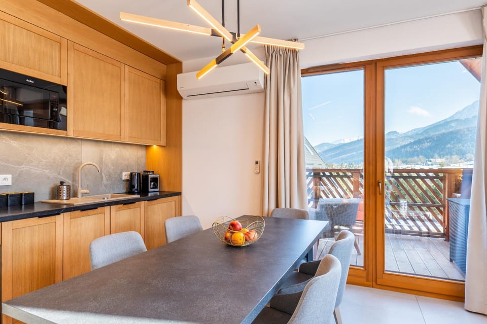 Kitchen or kitchenette, Dining area