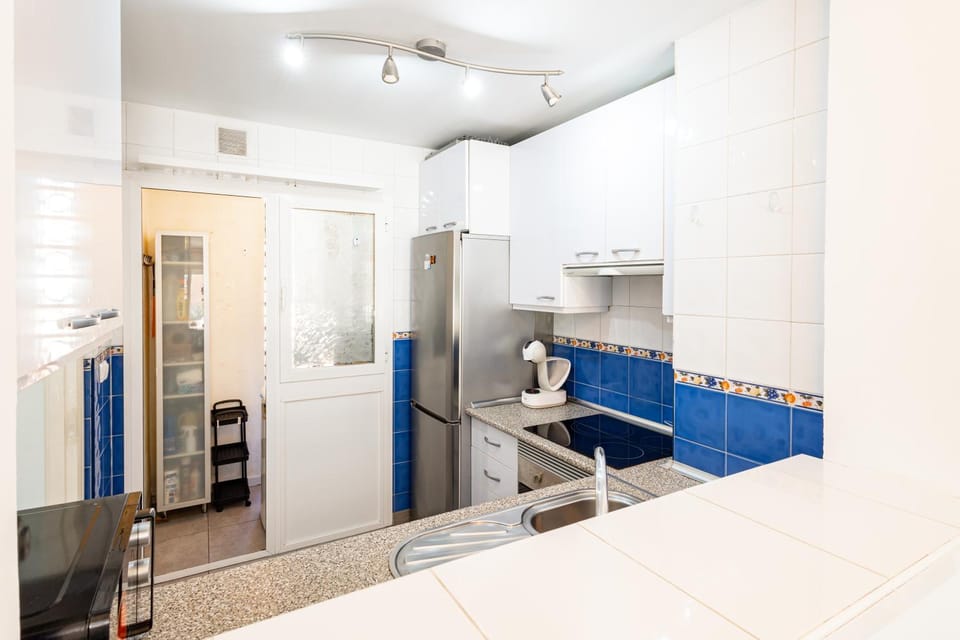 Kitchen or kitchenette, oven, pet friendly, stove