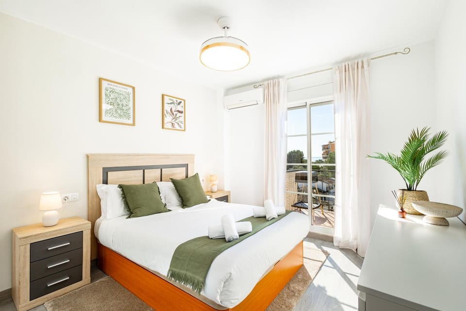 Bed, Photo of the whole room, Bedroom, internet, towels, air conditioner