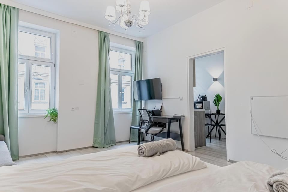 Bed, TV and multimedia, Bedroom