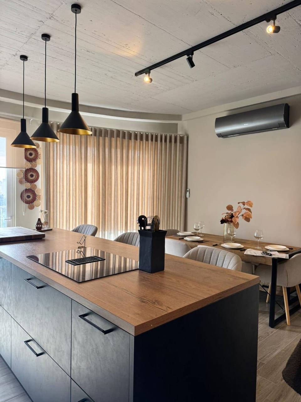 Dining area, kitchen