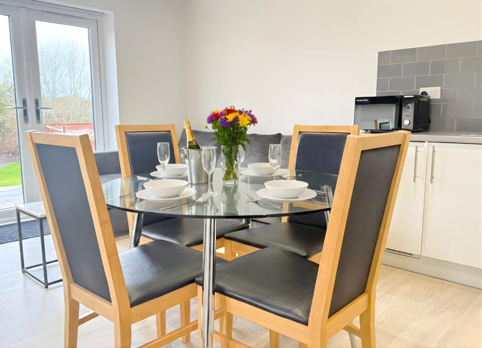 Kitchen or kitchenette, Living room, Seating area, Dining area, toaster